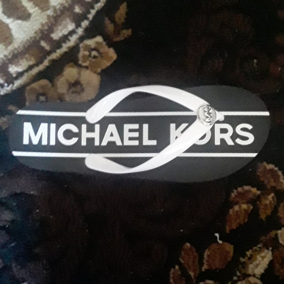NWT: MICHAEL KORS BLACK AND WHITE FLIP FLOPS!!! - Picture 4 of 4